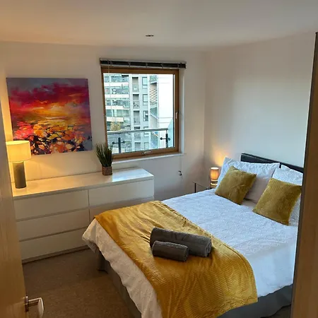 Stunning Centre Water Views 2 Bed 2 Bath Free Parking Apartment *