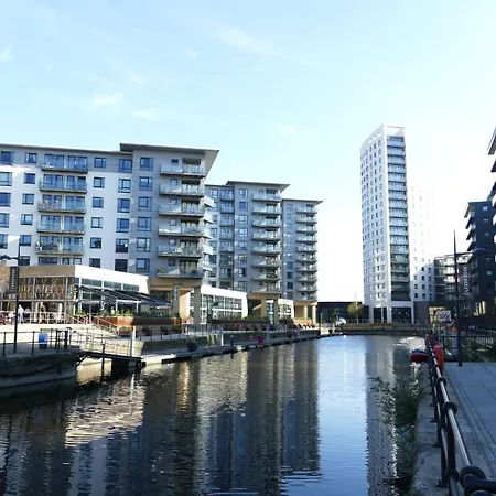 Stunning Centre Water Views 2 Bed 2 Bath Free Parking