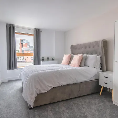 Stunning Centre Water Views 2 Bed 2 Bath Free Parking