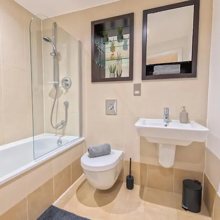 Stunning Centre Water Views 2 Bed 2 Bath Free Parking Лидс