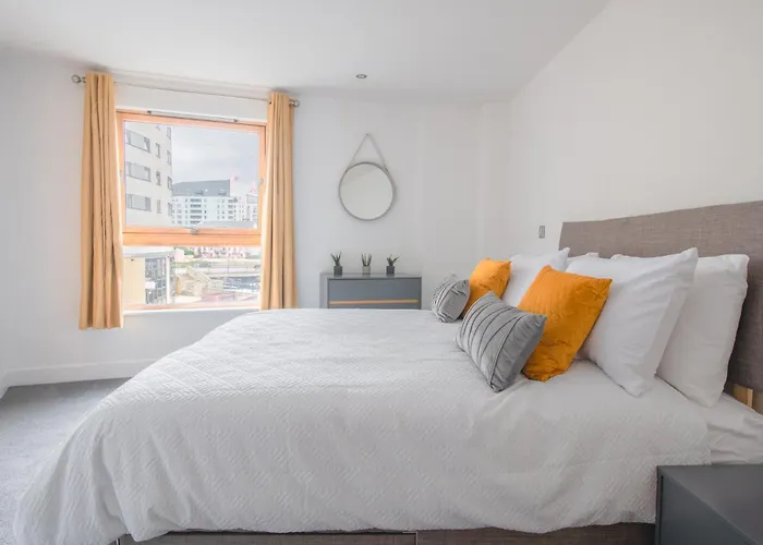 Stunning Centre Water Views 2 Bed 2 Bath Free Parking *