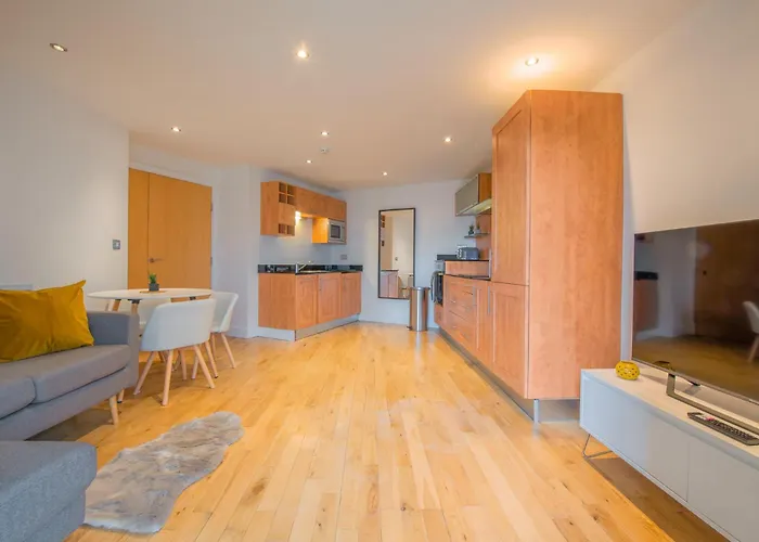 Stunning Centre Water Views 2 Bed 2 Bath Free Parking *