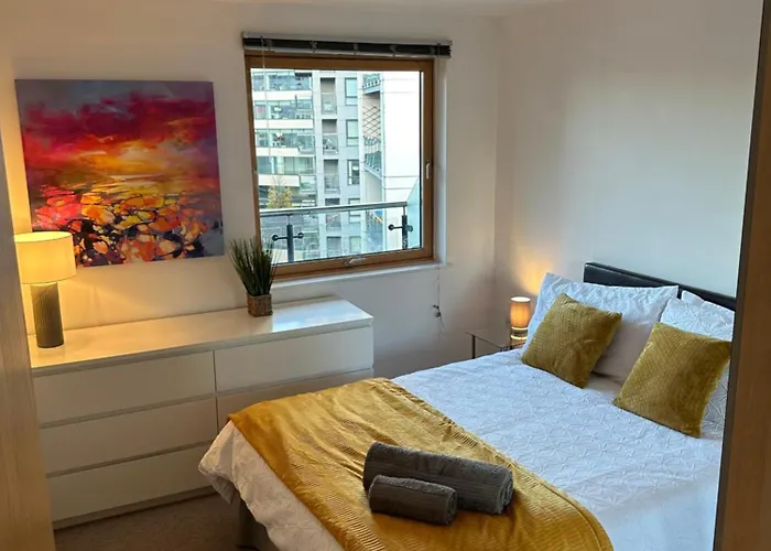 Stunning Centre Water Views 2 Bed 2 Bath Free Parking Apartment *