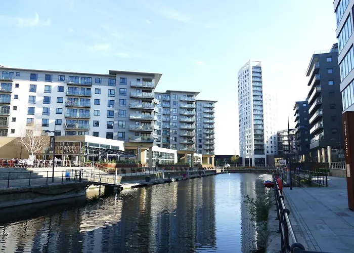 Stunning Centre Water Views 2 Bed 2 Bath Free Parking