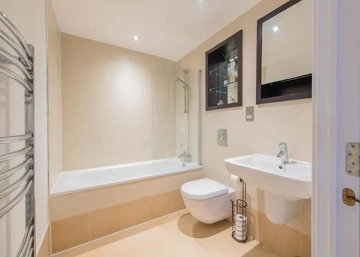 Stunning Centre Water Views 2 Bed 2 Bath Free Parking Appartement