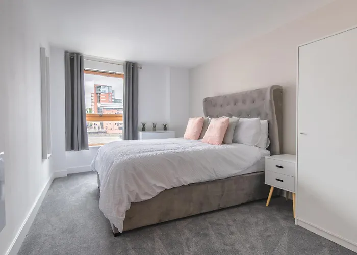 Stunning Centre Water Views 2 Bed 2 Bath Free Parking