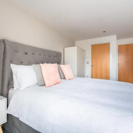 Stunning Centre Water Views 2 Bed 2 Bath Free Parking Apartmán *