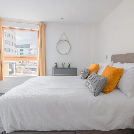 Stunning Centre Water Views 2 Bed 2 Bath Free Parking *