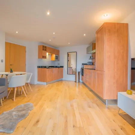 Stunning Centre Water Views 2 Bed 2 Bath Free Parking *