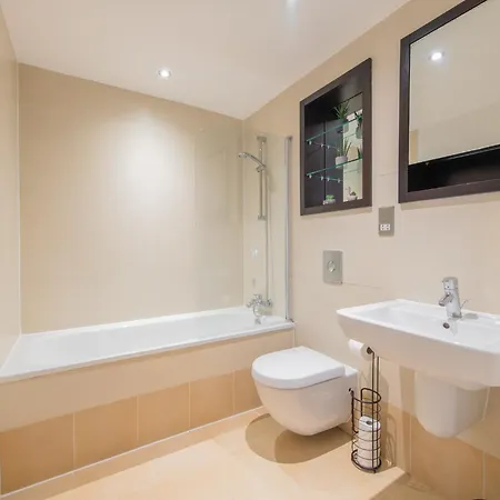 Stunning Centre Water Views 2 Bed 2 Bath Free Parking Apartmán