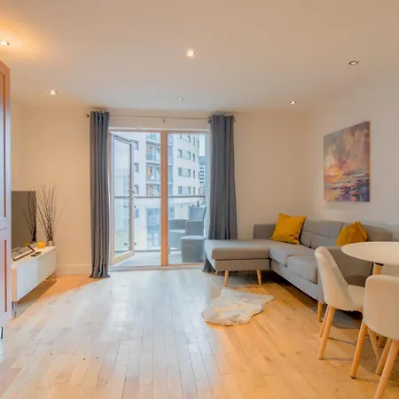Stunning Centre Water Views 2 Bed 2 Bath Free Parking * Leeds