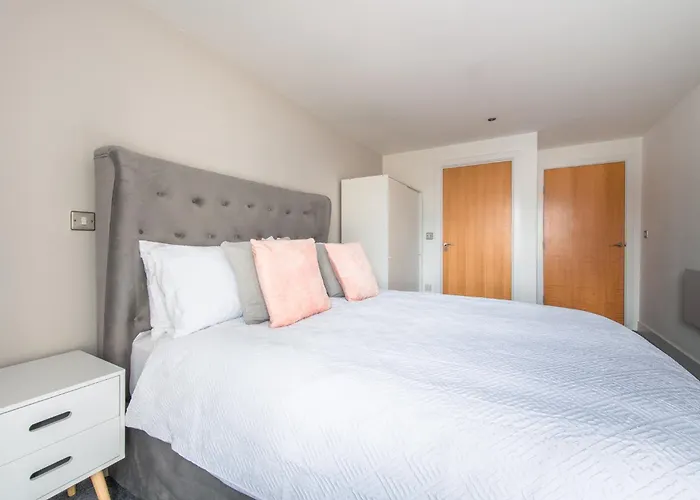 Stunning Centre Water Views 2 Bed 2 Bath Free Parking Lägenhet *