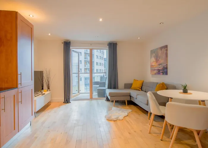 Stunning Centre Water Views 2 Bed 2 Bath Free Parking * Leeds (West Yorkshire)