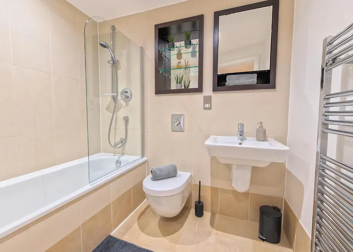 Stunning Centre Water Views 2 Bed 2 Bath Free Parking Leeds (West Yorkshire)